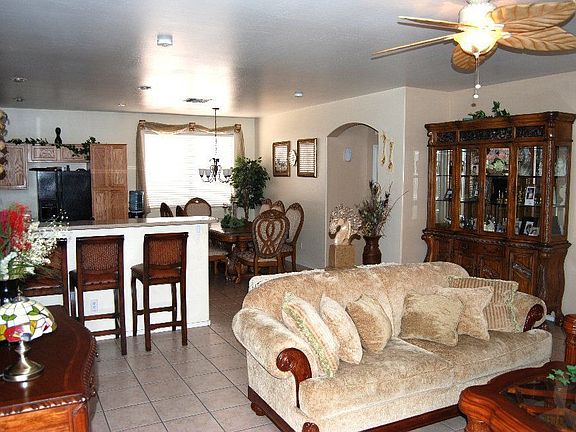 SPACIOUS FAMILY ROOM