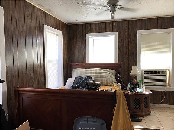 2nd image of 909 S Texas Ave