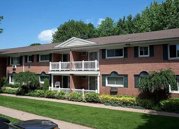 Fairfield Estates At Farmingdale Village — Photo 4