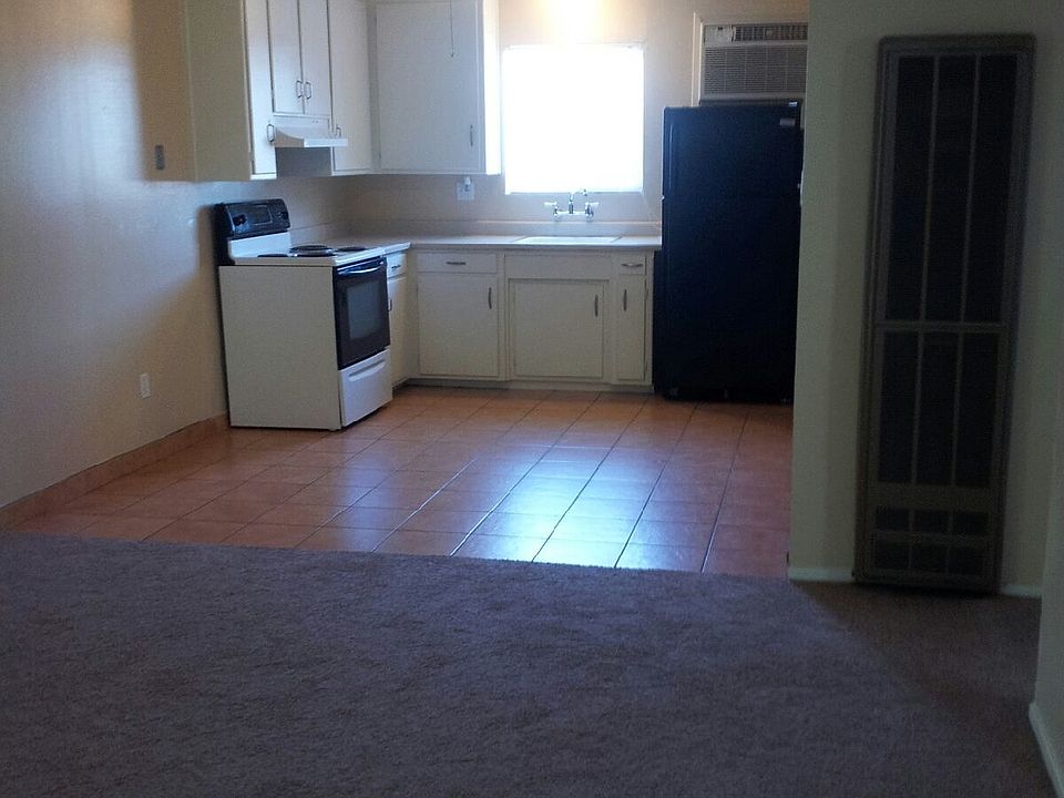 #17 KITCHEN & LIVING W/NEW CARPET