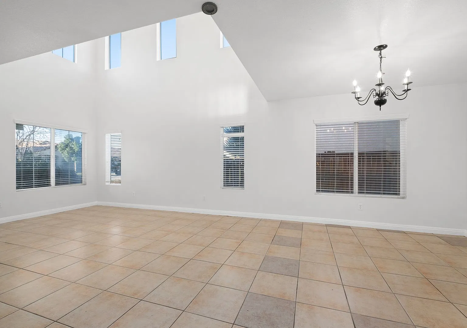 Charming 5 Bed |2.5 Bath — Photo 4