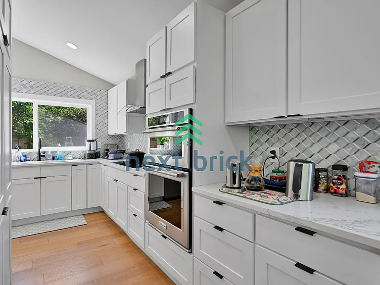 11810 NE 75th St — Photo 8
