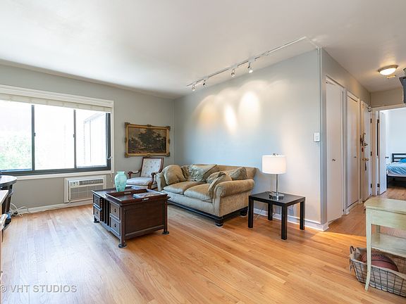 3rd image of 455 W Saint James Pl