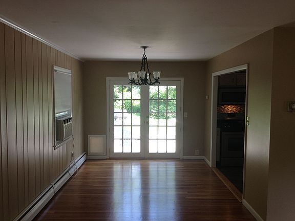 Dining rm, french doors