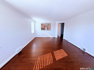 387 Quaker Ln S, West Hartford, CT 06119