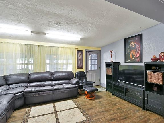 4th image of 6093 Ashland Dr