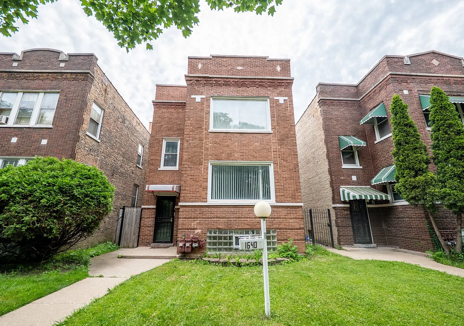 3 bed, 1.0 bath, 1300 sqft, $2,400 — Photo 1