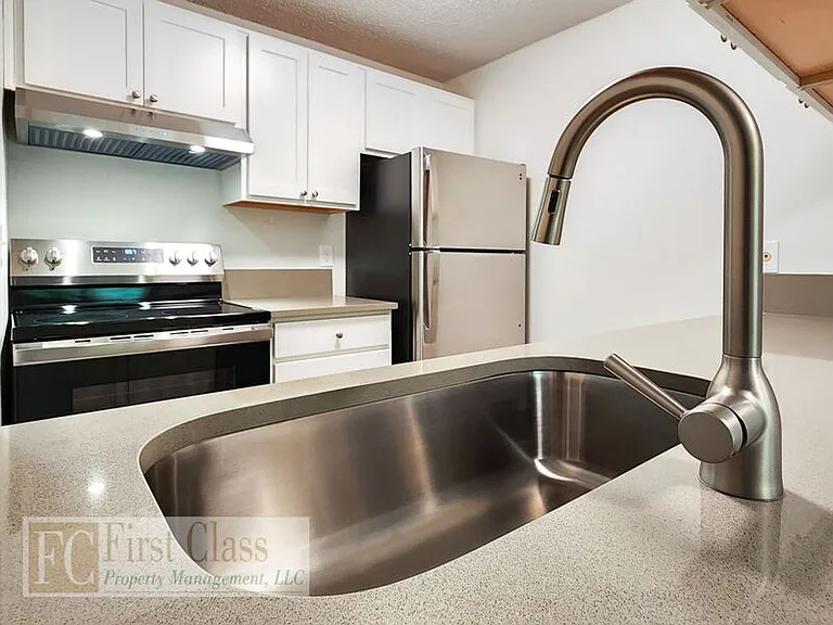 3648 SW Beaverton Hillsdale Hwy #9 — Photo 4
