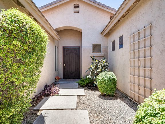 4th image of 2401 E Bellerive Pl