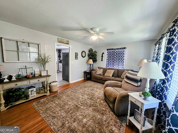 5th image of 606 Valley Dr