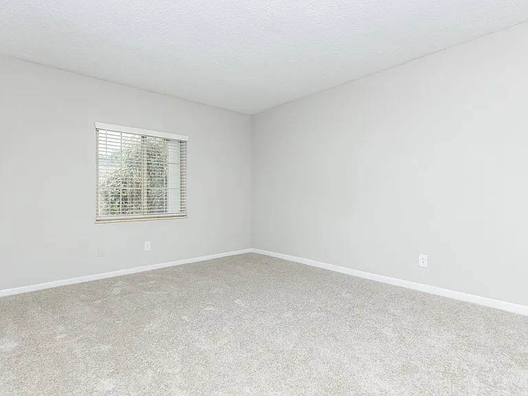 Kingston Pointe Apartments — Photo 31