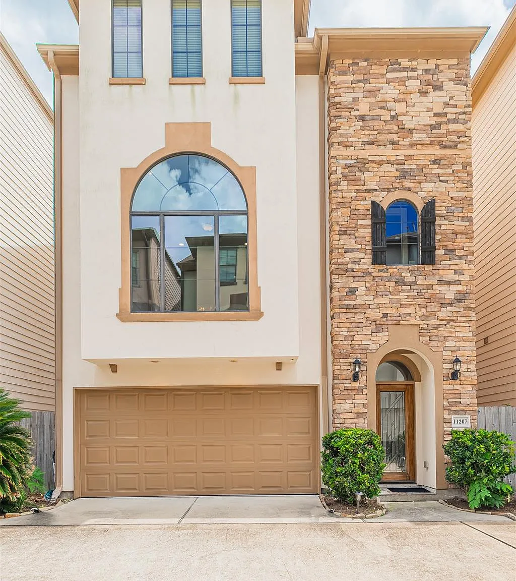 4 bed, 2.5 bath, 2774 sqft, $2,850 — Photo 1