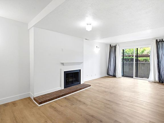 5th image of 1091 Country Hills Dr Unit 109