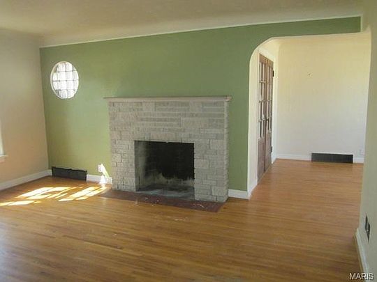 5th image of 2431 Petrova Ave