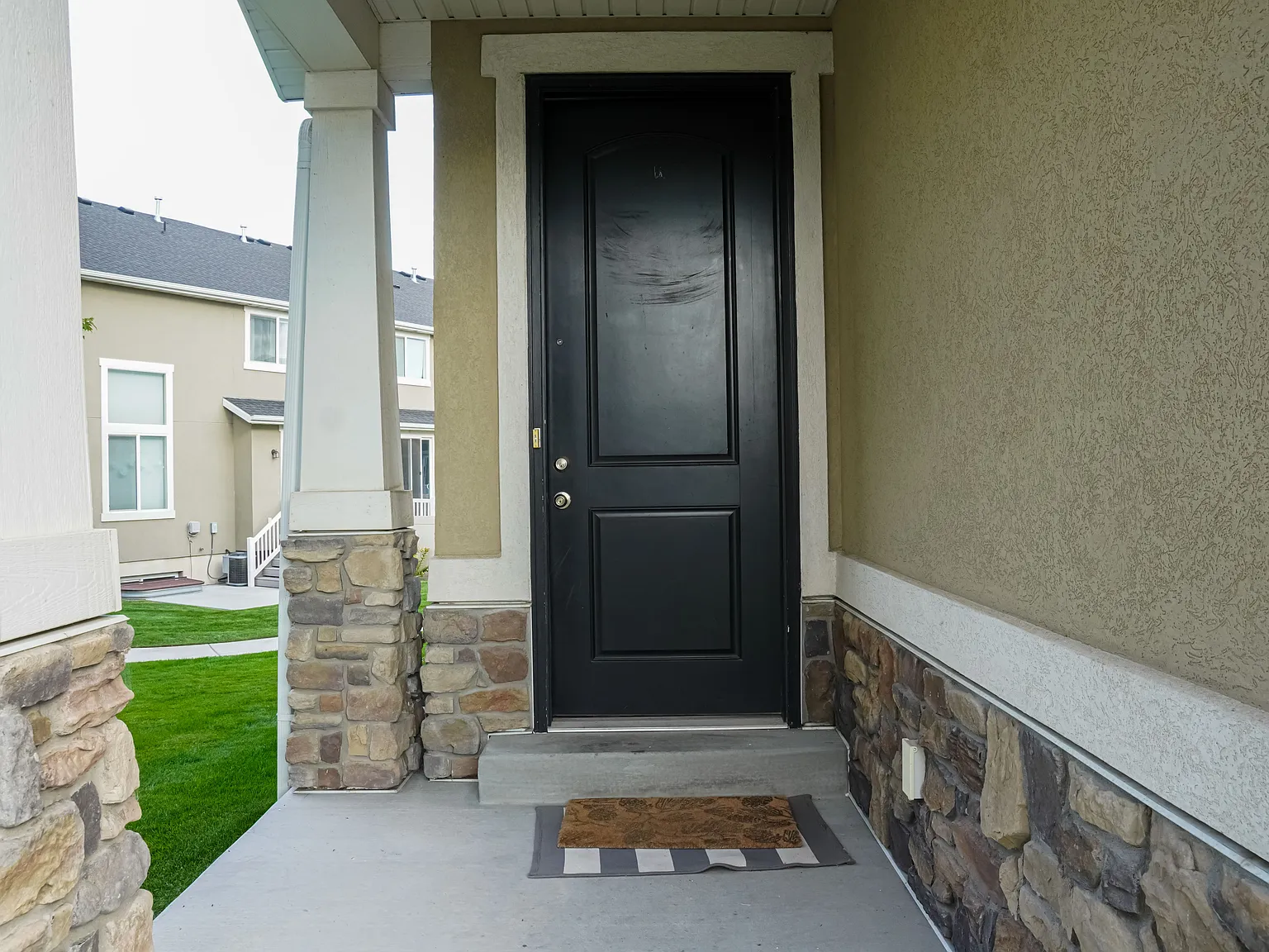 3 bed, 2.5 bath, 2415 sqft, $2,350 — Photo 2