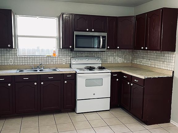 4th image of 402-404 Amires Pl