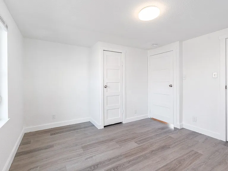 825 E 51st St — Photo 15