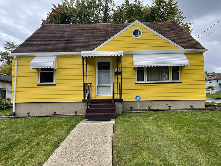2259 Burbank Ave — Photo 1