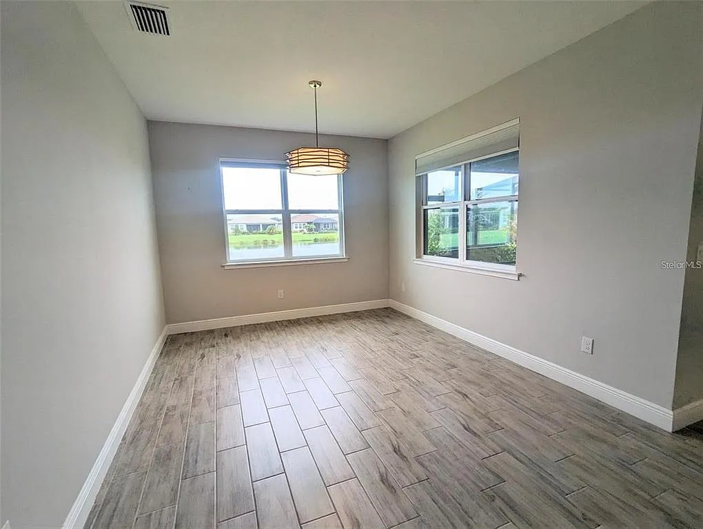 3 bed, 2.0 bath, 2201 sqft, $3,700 — Photo 4