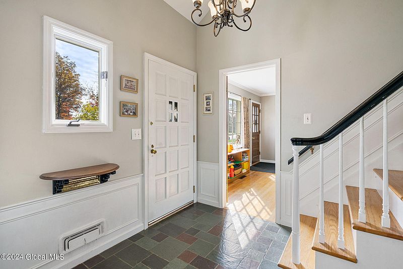 4th image of 1349 Rosehill Boulevard