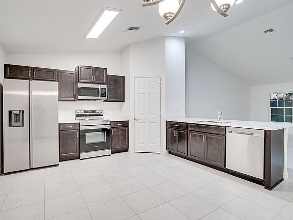 4th image of 813 SE 40th Avenue