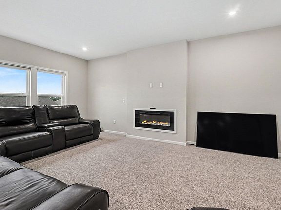 4th image of 1340 Meadowcrest Cir