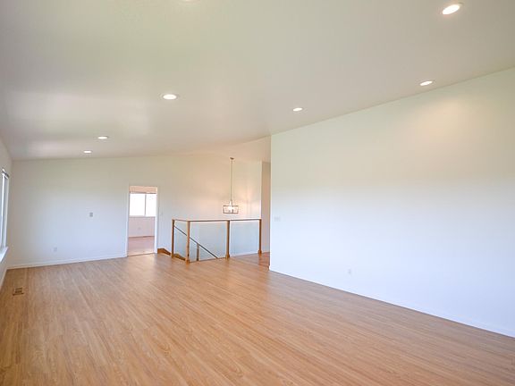 3rd image of 916 Anita Ave