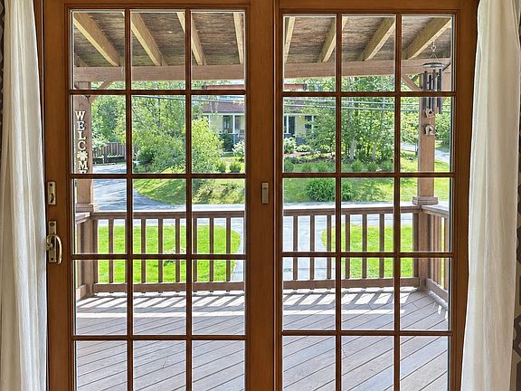 4th image of 979 DeBruce Road