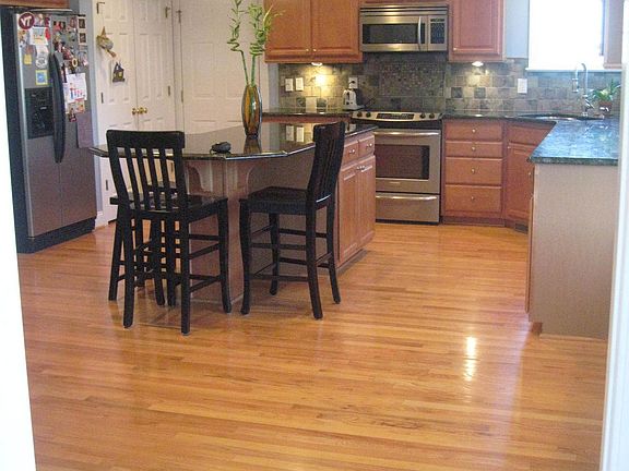 Large island/breakfast bar in kitchen