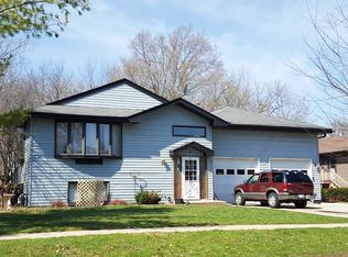 17 Green Oaks Dr, Crystal Lake, IL 60014