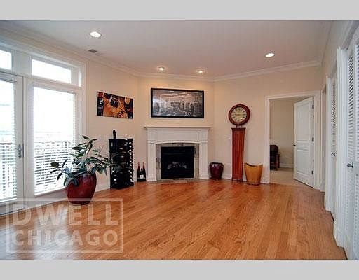 2nd image of 2755 N Lincoln Ave #403