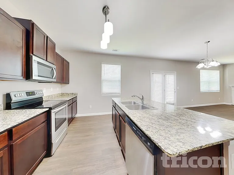 1008 Eldon Ln — Photo 4