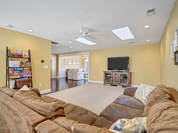 3rd image of 24 Yorkshire Dr