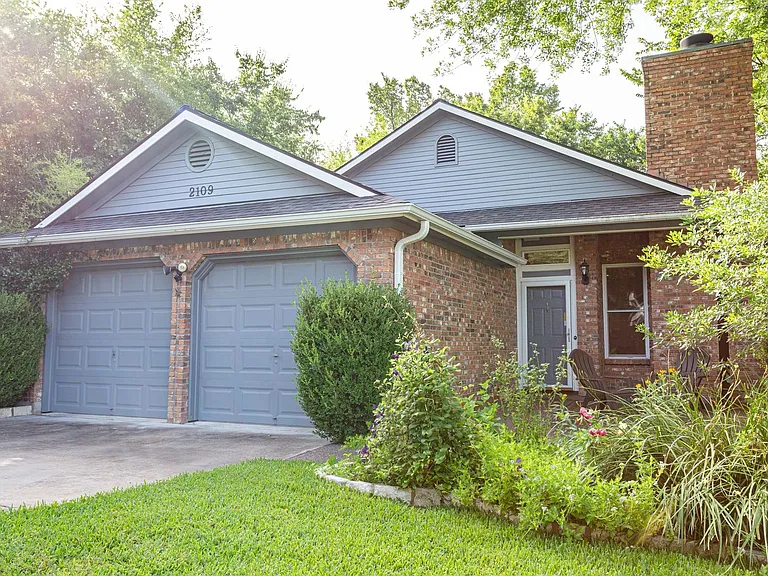 2109 Castle View Dr — Photo 3