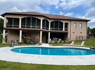 10 Fox Point Dr, Milton, WV 25541