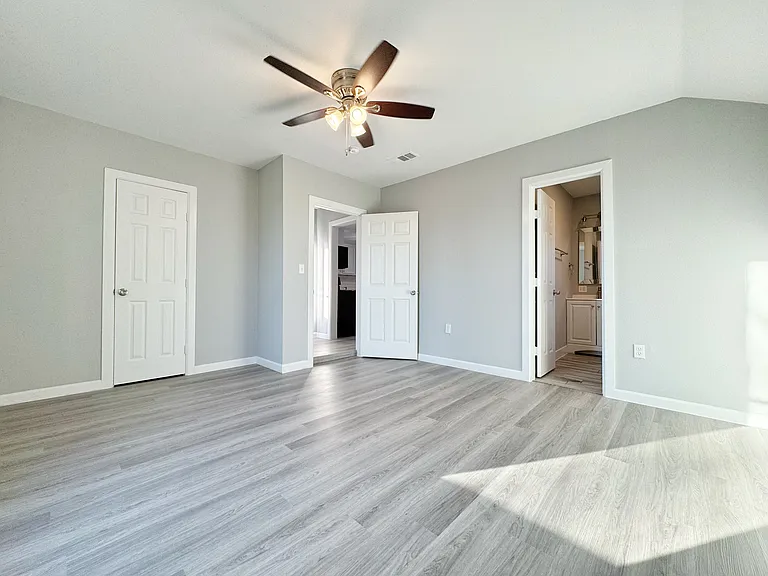 655 E Live Oak St — Photo 4