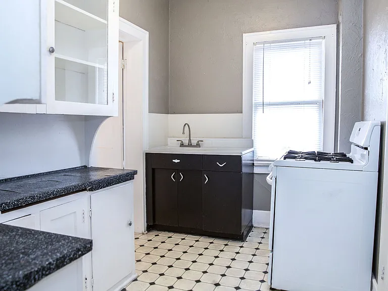 1318 N Robinson Ave — Photo 10