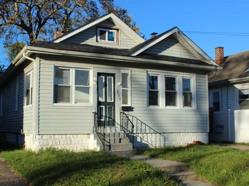 2nd image of 211 Roosevelt Ave