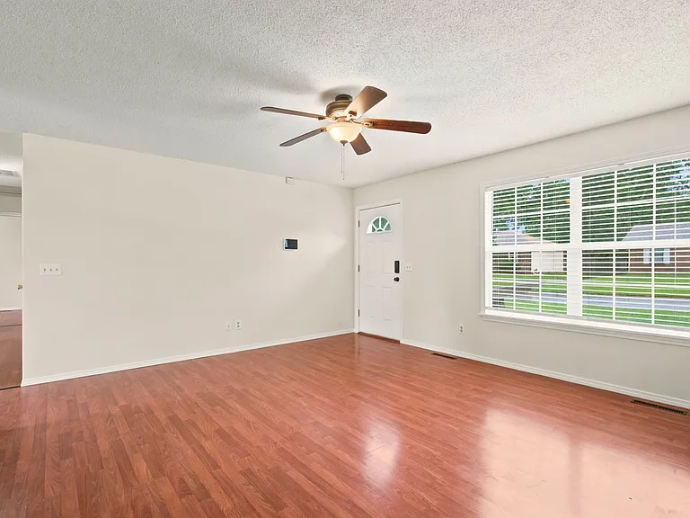 511 E Dyann Dr — Photo 6