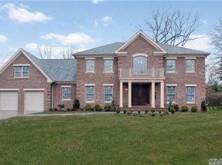 27 Cherrywood Ln, Port Washington, NY 11050