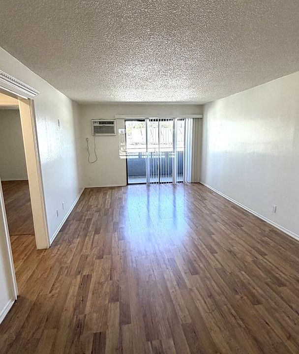 1st image of 6726 Woodley Ave APT 204