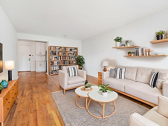 3rd image of 165 Christopher St APT 4F