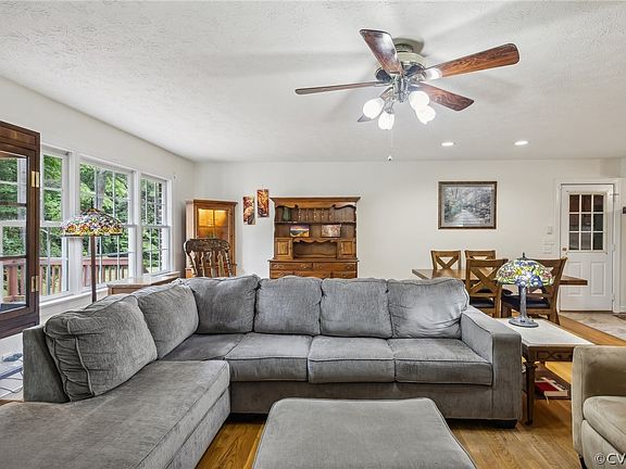 4th image of 8194 Brook Dr