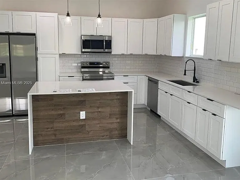 655 NW 24th Ave — Photo 1