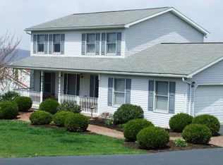 60 Woodsedge Dr, Winfield, PA 17889