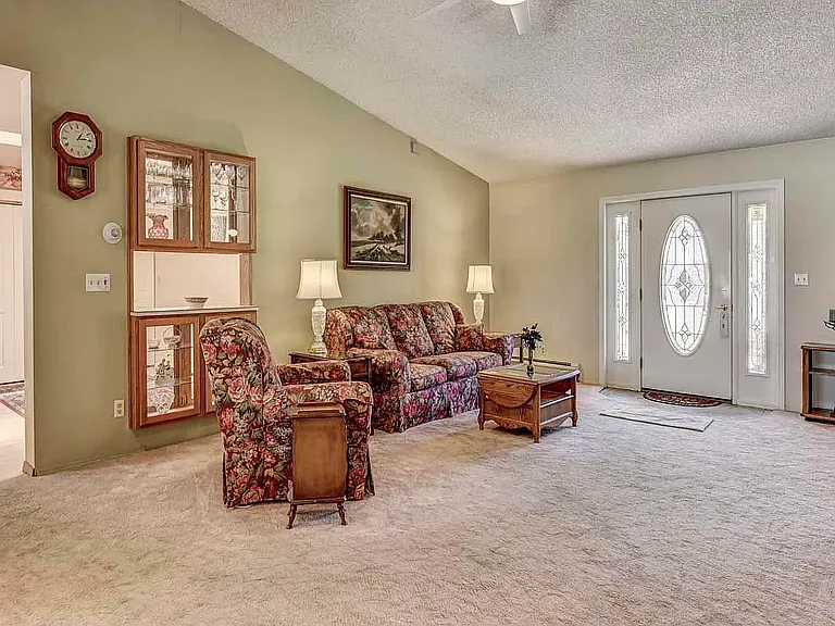 34 Cloverview Dr — Photo 2