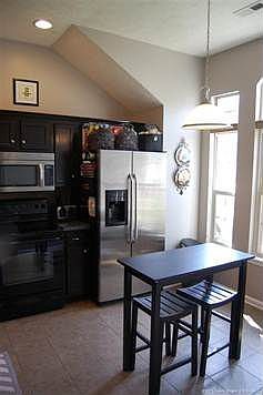 3rd image of 909 Twin Oaks Dr