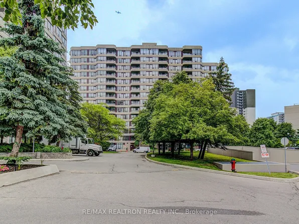 91 Townsgate Dr #Penthouse 206, Vaughan, ON L4J 8E8