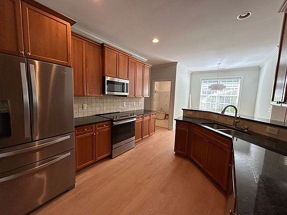 5th image of 814 Lambrook Dr