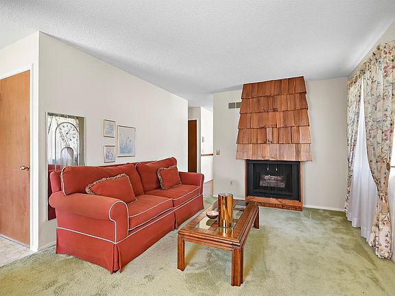 2nd image of 2585 Lindsay Ln